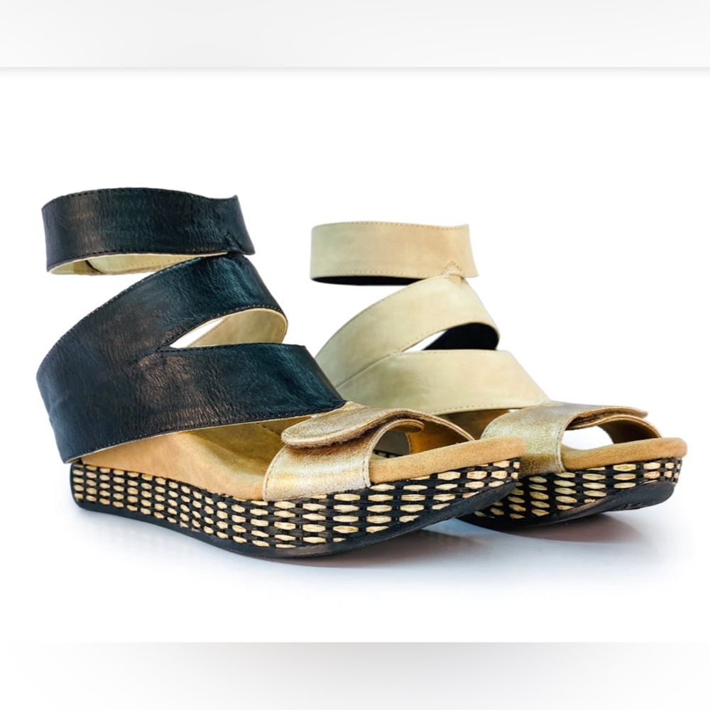 NWOT MODZORI REVERSIBLE OLIVIA 4 CREAM FLIPS TO BLACK WEDGE SANDALS